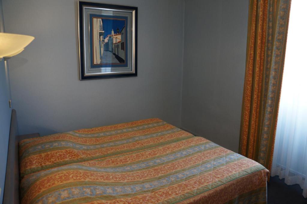 Hotel A La Grace De Dieu Brie-Comte-Robert Eksteriør billede